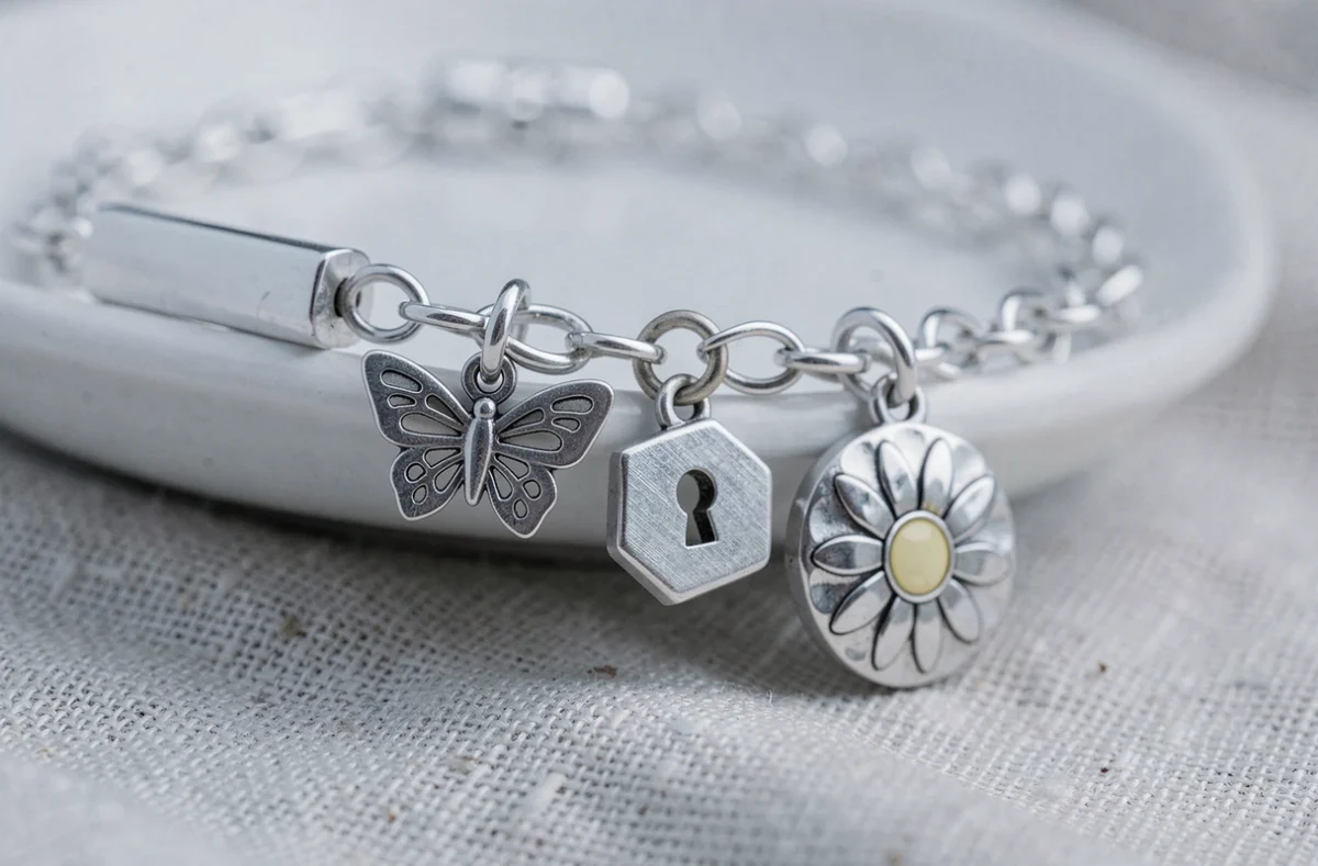 Gros plan macro d'un bracelet à breloques en argent sterling avec détails artisanaux, style minimaliste et chic